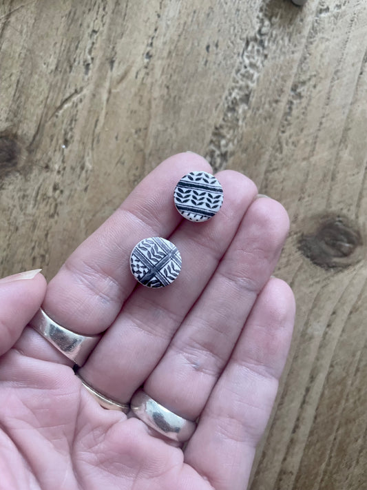 Keffiyeh earrings in aid of a Palestinian mother.
